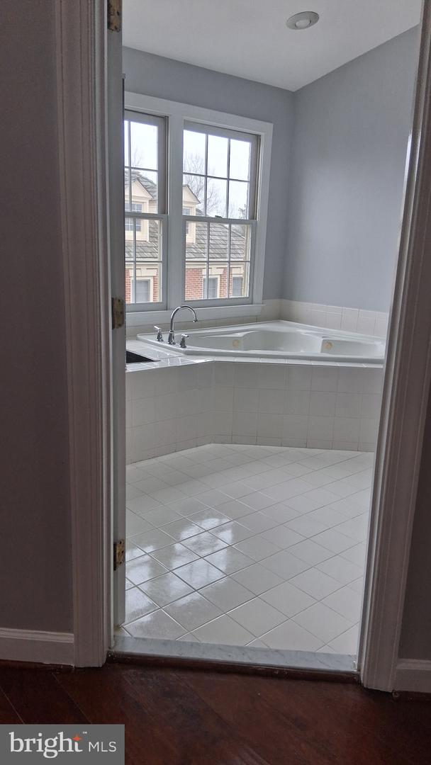 3935 BARCROFT MEWS CT, FALLS CHURCH, Virginia 22041, 3 Bedrooms Bedrooms, ,3 BathroomsBathrooms,Residential,For sale,3935 BARCROFT MEWS CT,VAFX2291236 MLS # VAFX2291236