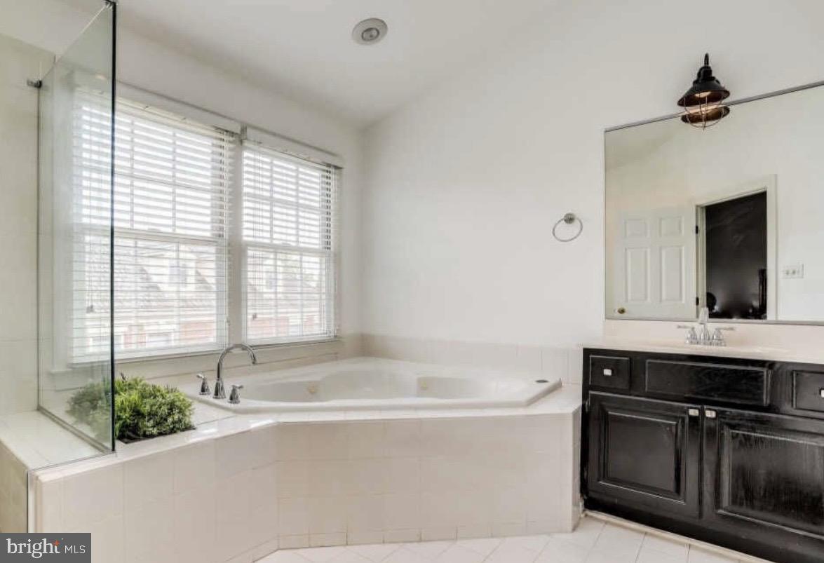 3935 BARCROFT MEWS CT, FALLS CHURCH, Virginia 22041, 3 Bedrooms Bedrooms, ,3 BathroomsBathrooms,Residential,For sale,3935 BARCROFT MEWS CT,VAFX2291236 MLS # VAFX2291236