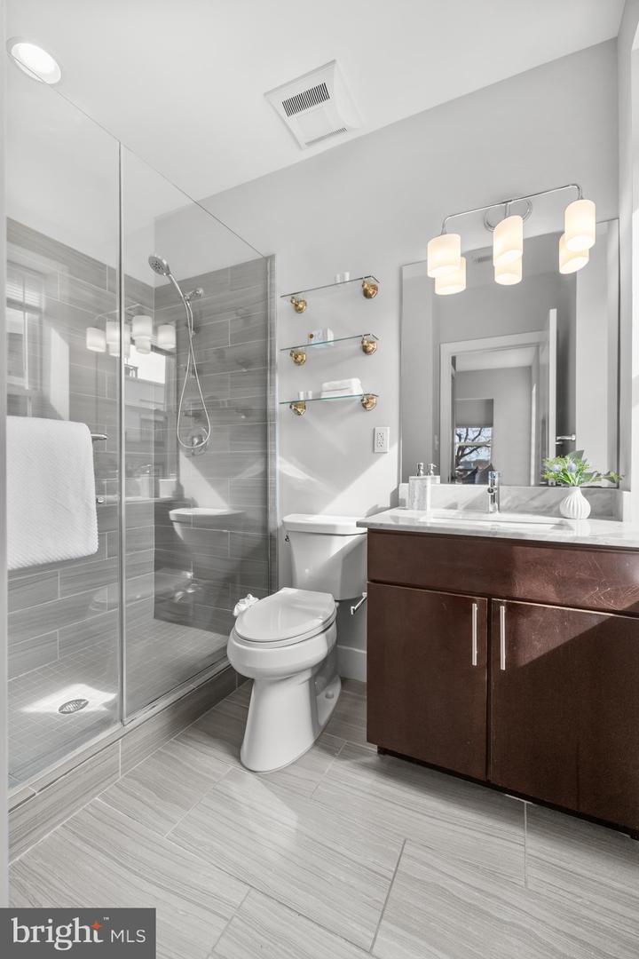 1812 N CAPITOL ST NW #201, WASHINGTON, District Of Columbia 20002, 2 Bedrooms Bedrooms, 4 Rooms Rooms,2 BathroomsBathrooms,Residential,For sale,1812 N CAPITOL ST NW #201,DCDC2245560 MLS # DCDC2245560