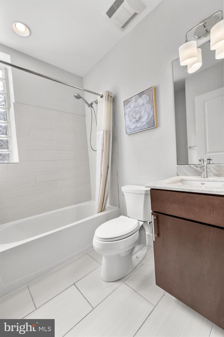 1812 N CAPITOL ST NW #201, WASHINGTON, District Of Columbia 20002, 2 Bedrooms Bedrooms, 4 Rooms Rooms,2 BathroomsBathrooms,Residential,For sale,1812 N CAPITOL ST NW #201,DCDC2245560 MLS # DCDC2245560