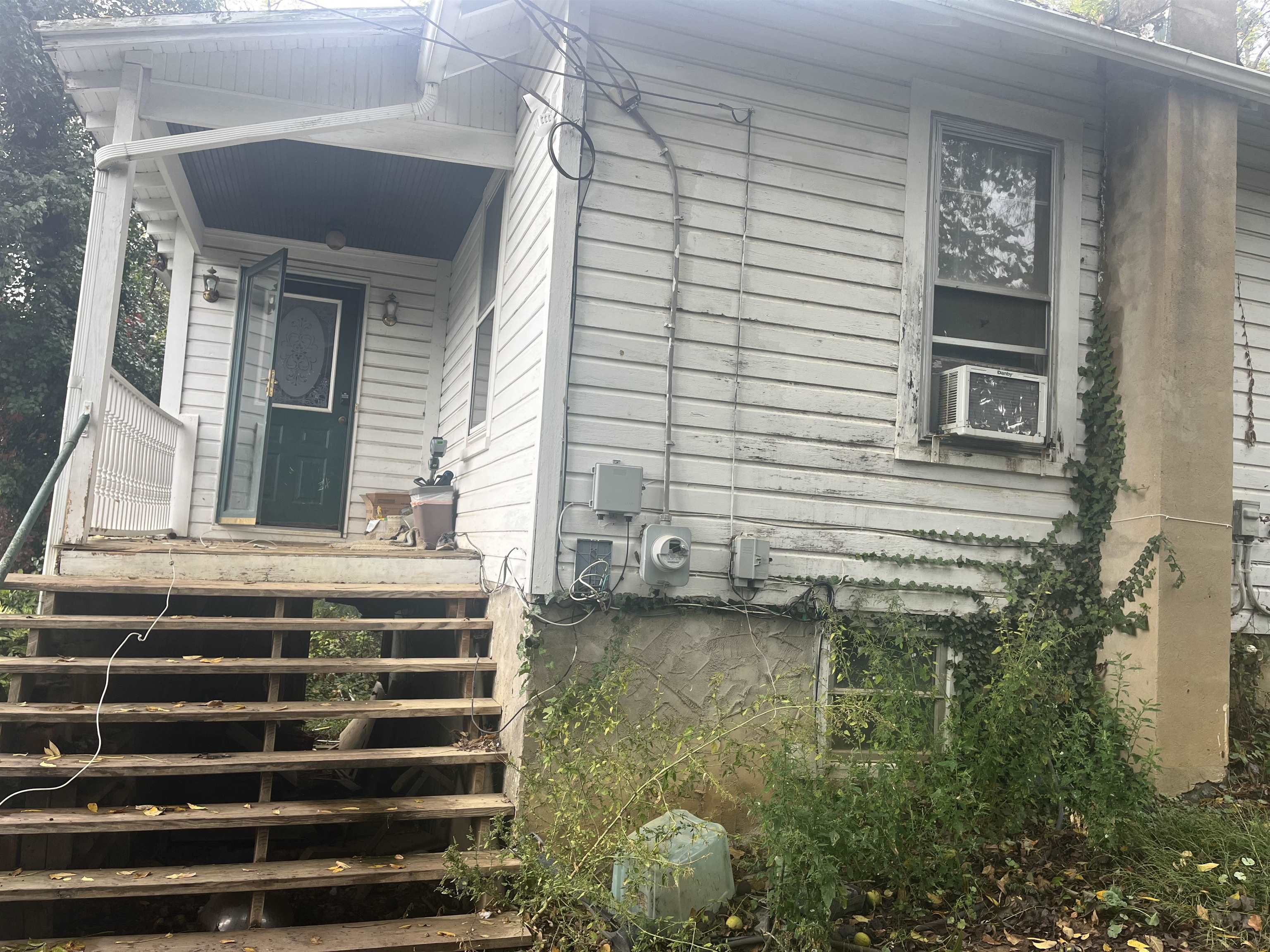 1221 DONAGHE ST, STAUNTON, Virginia 24401, 2 Bedrooms Bedrooms, ,1 BathroomBathrooms,Residential,1221 DONAGHE ST,670026 MLS # 670026