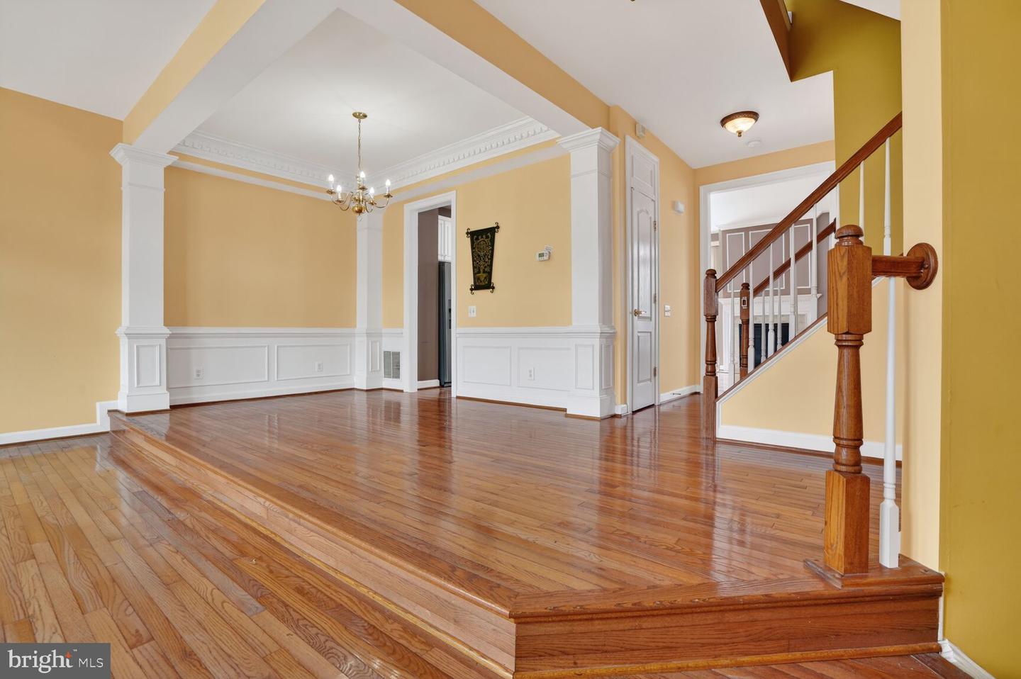 9572 LAGERSFIELD CIR, VIENNA, Virginia 22181, 3 Bedrooms Bedrooms, 7 Rooms Rooms,3 BathroomsBathrooms,Residential,For sale,9572 LAGERSFIELD CIR,VAFX2282566 MLS # VAFX2282566