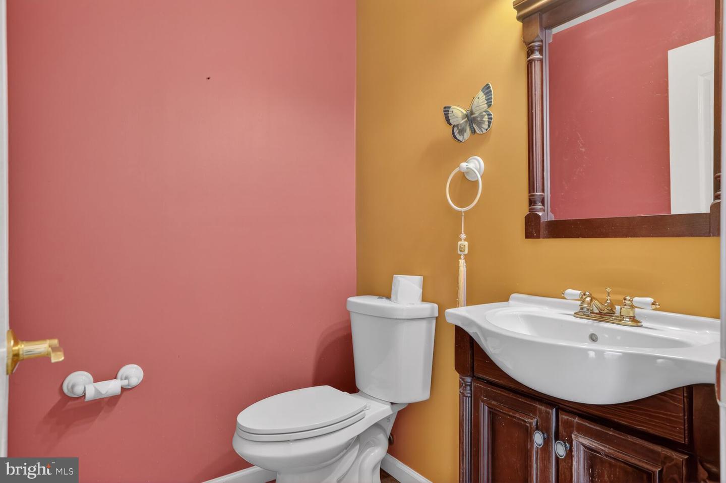 9572 LAGERSFIELD CIR, VIENNA, Virginia 22181, 3 Bedrooms Bedrooms, 7 Rooms Rooms,3 BathroomsBathrooms,Residential,For sale,9572 LAGERSFIELD CIR,VAFX2282566 MLS # VAFX2282566