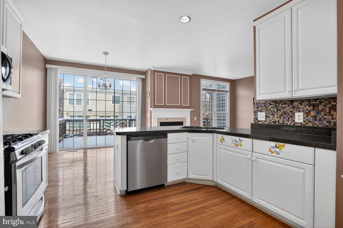 9572 LAGERSFIELD CIR, VIENNA, Virginia 22181, 3 Bedrooms Bedrooms, 7 Rooms Rooms,3 BathroomsBathrooms,Residential,For sale,9572 LAGERSFIELD CIR,VAFX2282566 MLS # VAFX2282566