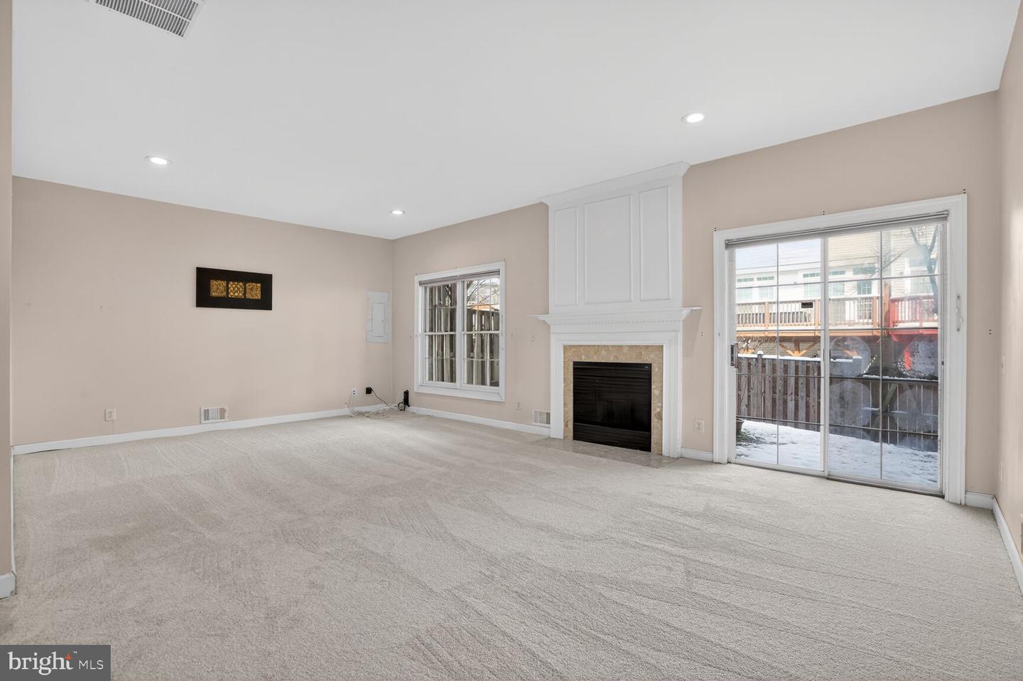 9572 LAGERSFIELD CIR, VIENNA, Virginia 22181, 3 Bedrooms Bedrooms, 7 Rooms Rooms,3 BathroomsBathrooms,Residential,For sale,9572 LAGERSFIELD CIR,VAFX2282566 MLS # VAFX2282566