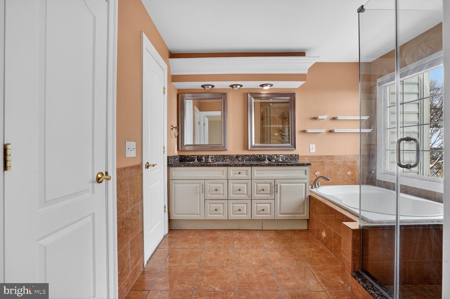 9572 LAGERSFIELD CIR, VIENNA, Virginia 22181, 3 Bedrooms Bedrooms, 7 Rooms Rooms,3 BathroomsBathrooms,Residential,For sale,9572 LAGERSFIELD CIR,VAFX2282566 MLS # VAFX2282566