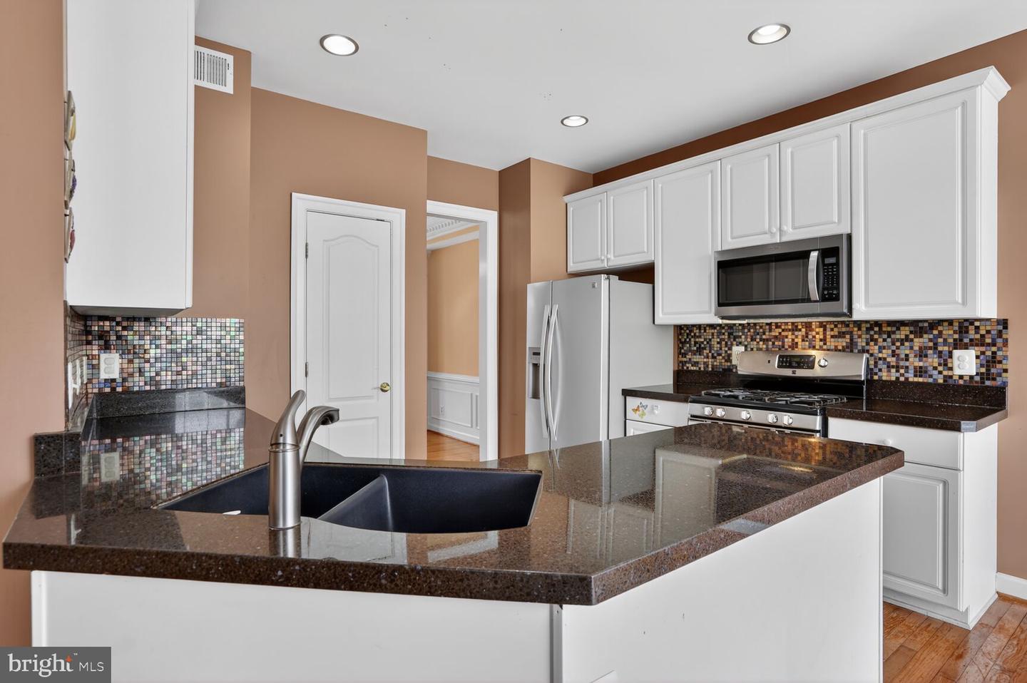 9572 LAGERSFIELD CIR, VIENNA, Virginia 22181, 3 Bedrooms Bedrooms, 7 Rooms Rooms,3 BathroomsBathrooms,Residential,For sale,9572 LAGERSFIELD CIR,VAFX2282566 MLS # VAFX2282566