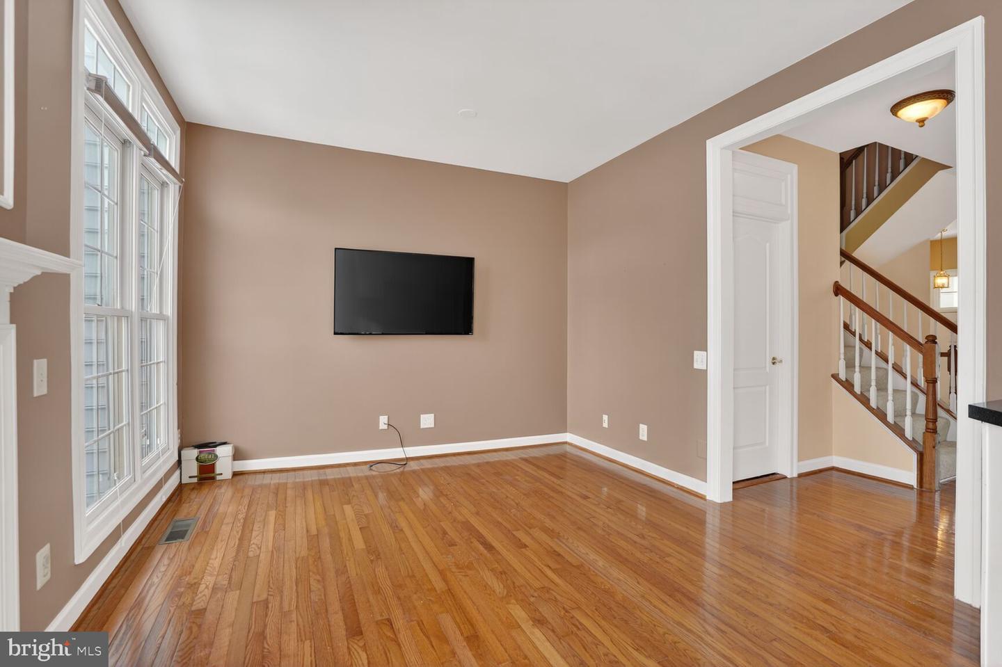 9572 LAGERSFIELD CIR, VIENNA, Virginia 22181, 3 Bedrooms Bedrooms, 7 Rooms Rooms,3 BathroomsBathrooms,Residential,For sale,9572 LAGERSFIELD CIR,VAFX2282566 MLS # VAFX2282566