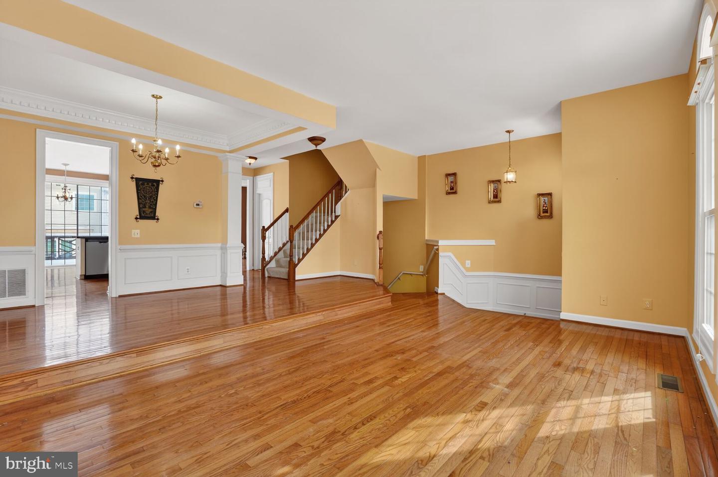 9572 LAGERSFIELD CIR, VIENNA, Virginia 22181, 3 Bedrooms Bedrooms, 7 Rooms Rooms,3 BathroomsBathrooms,Residential,For sale,9572 LAGERSFIELD CIR,VAFX2282566 MLS # VAFX2282566