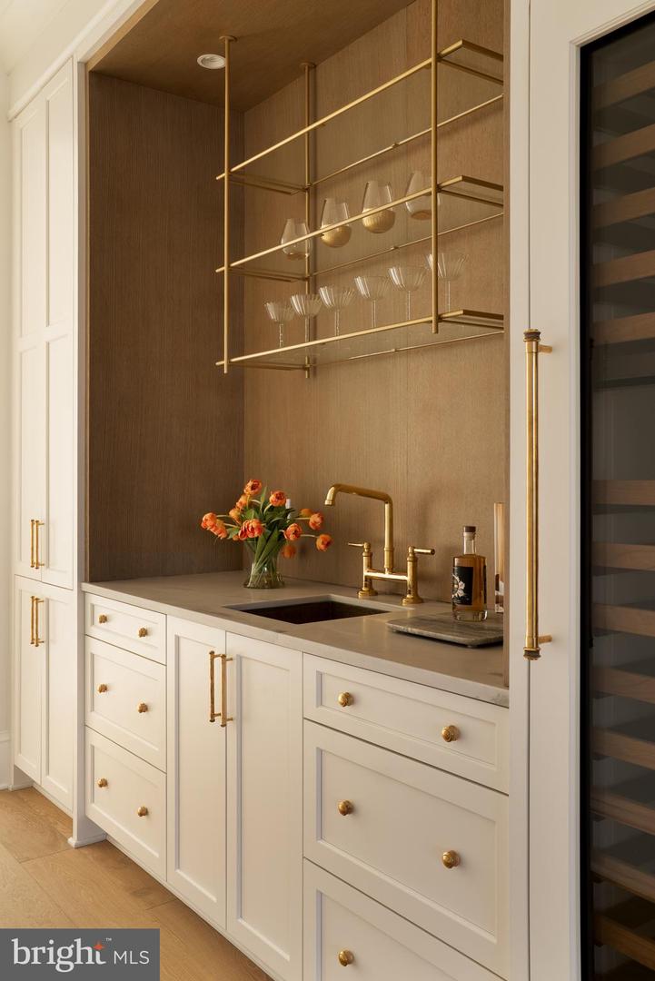 8634 OVERLOOK RD, MCLEAN, Virginia 22102, 6 Bedrooms Bedrooms, ,7 BathroomsBathrooms,Residential,For sale,8634 OVERLOOK RD,VAFX2286844 MLS # VAFX2286844