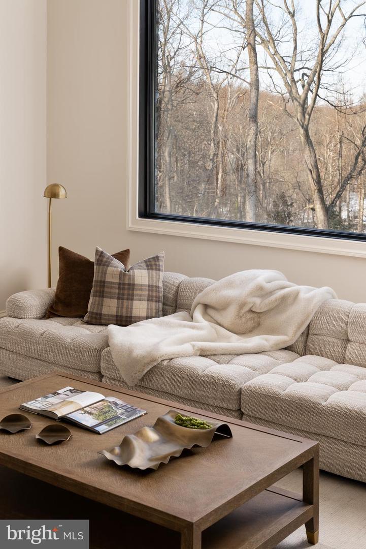 8634 OVERLOOK RD, MCLEAN, Virginia 22102, 6 Bedrooms Bedrooms, ,7 BathroomsBathrooms,Residential,For sale,8634 OVERLOOK RD,VAFX2286844 MLS # VAFX2286844