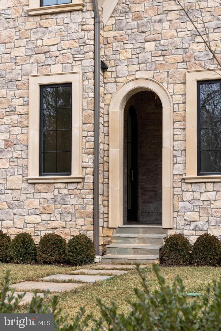 8634 OVERLOOK RD, MCLEAN, Virginia 22102, 6 Bedrooms Bedrooms, ,7 BathroomsBathrooms,Residential,For sale,8634 OVERLOOK RD,VAFX2286844 MLS # VAFX2286844