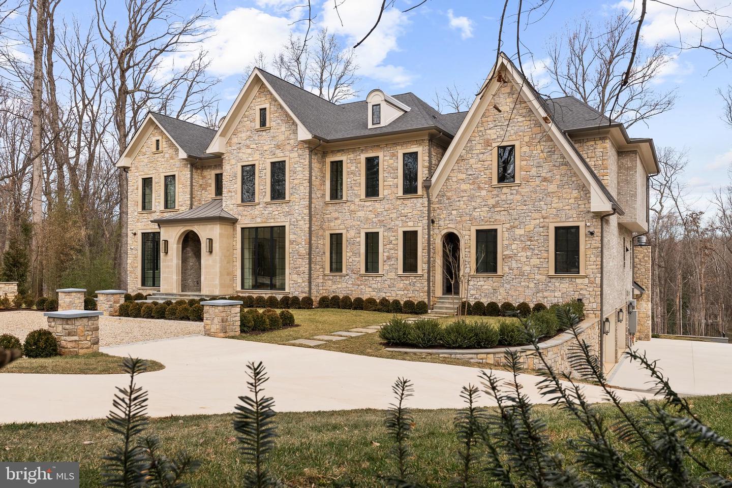 8634 OVERLOOK RD, MCLEAN, Virginia 22102, 6 Bedrooms Bedrooms, ,7 BathroomsBathrooms,Residential,For sale,8634 OVERLOOK RD,VAFX2286844 MLS # VAFX2286844