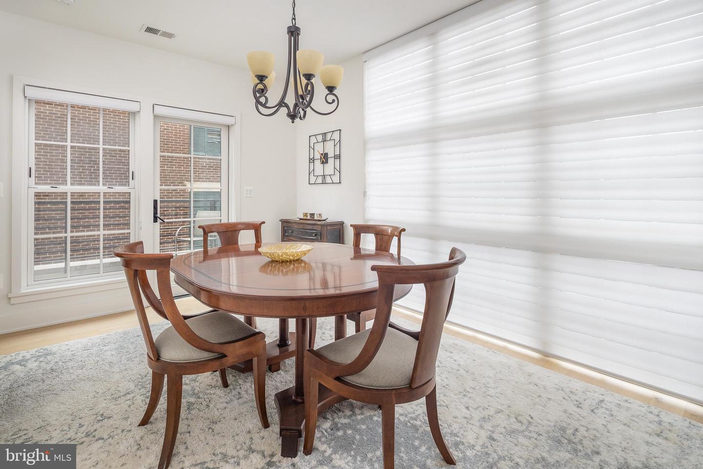 521 N WASHINGTON ST #102, ALEXANDRIA, Virginia 22314, 2 Bedrooms Bedrooms, 9 Rooms Rooms,2 BathroomsBathrooms,Residential,For sale,521 N WASHINGTON ST #102,VAAX2054144 MLS # VAAX2054144