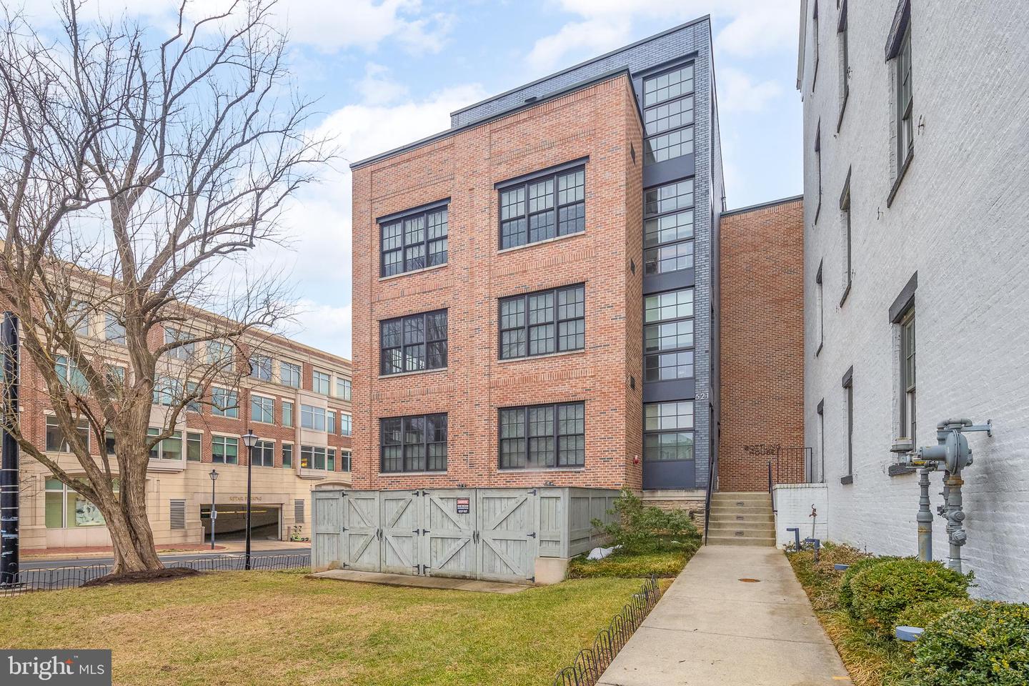 521 N WASHINGTON ST #102, ALEXANDRIA, Virginia 22314, 2 Bedrooms Bedrooms, 9 Rooms Rooms,2 BathroomsBathrooms,Residential,For sale,521 N WASHINGTON ST #102,VAAX2054144 MLS # VAAX2054144