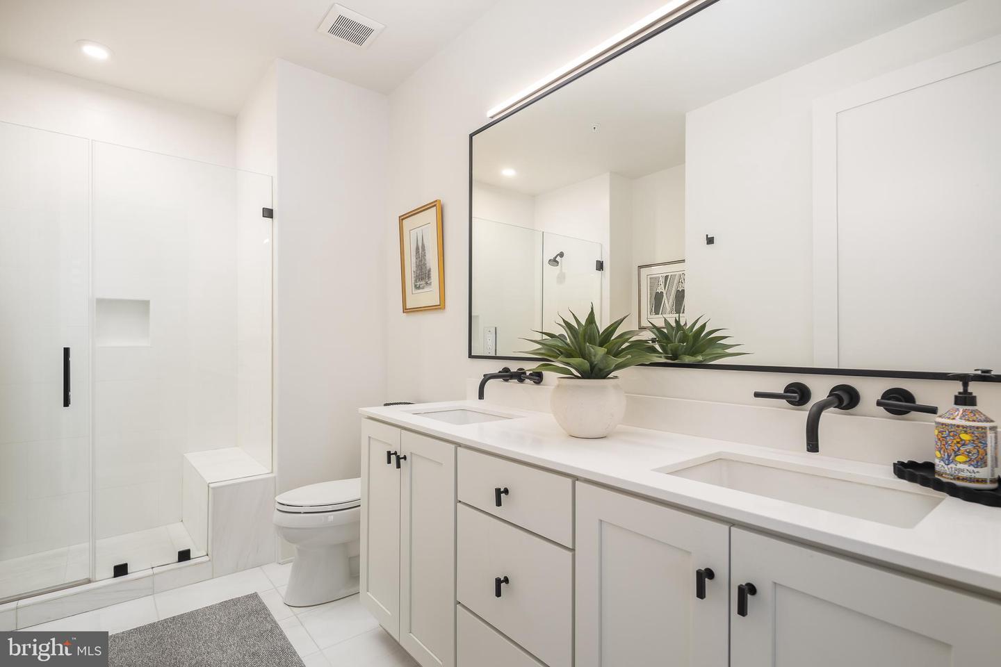 521 N WASHINGTON ST #102, ALEXANDRIA, Virginia 22314, 2 Bedrooms Bedrooms, 9 Rooms Rooms,2 BathroomsBathrooms,Residential,For sale,521 N WASHINGTON ST #102,VAAX2054144 MLS # VAAX2054144