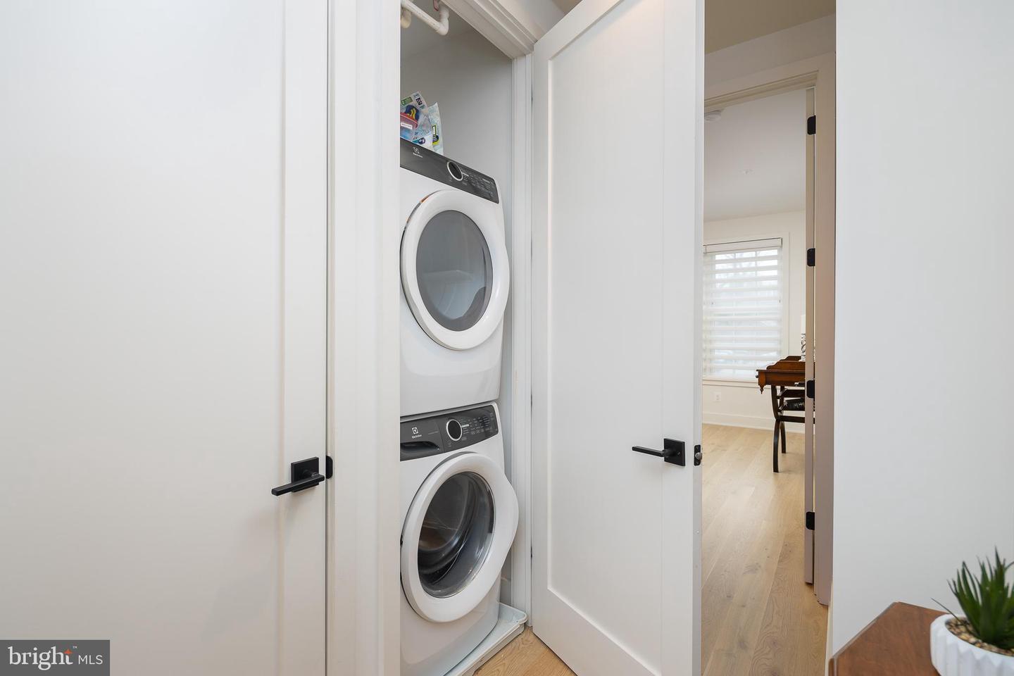 521 N WASHINGTON ST #102, ALEXANDRIA, Virginia 22314, 2 Bedrooms Bedrooms, 9 Rooms Rooms,2 BathroomsBathrooms,Residential,For sale,521 N WASHINGTON ST #102,VAAX2054144 MLS # VAAX2054144