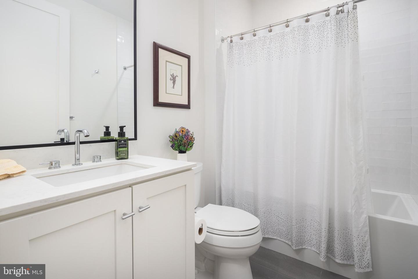 521 N WASHINGTON ST #102, ALEXANDRIA, Virginia 22314, 2 Bedrooms Bedrooms, 9 Rooms Rooms,2 BathroomsBathrooms,Residential,For sale,521 N WASHINGTON ST #102,VAAX2054144 MLS # VAAX2054144