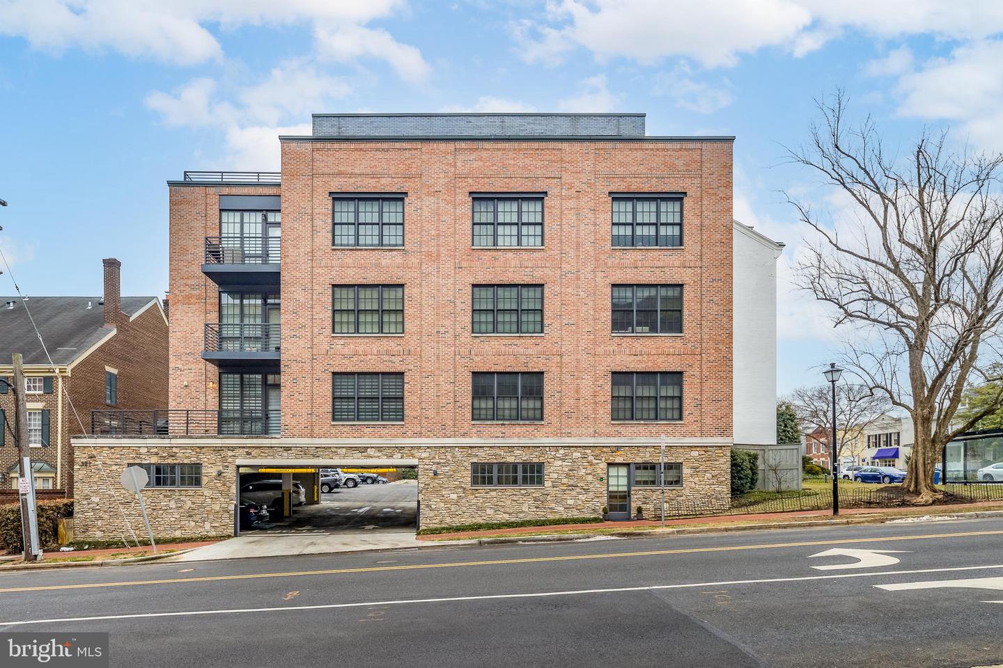 521 N WASHINGTON ST #102, ALEXANDRIA, Virginia 22314, 2 Bedrooms Bedrooms, 9 Rooms Rooms,2 BathroomsBathrooms,Residential,For sale,521 N WASHINGTON ST #102,VAAX2054144 MLS # VAAX2054144