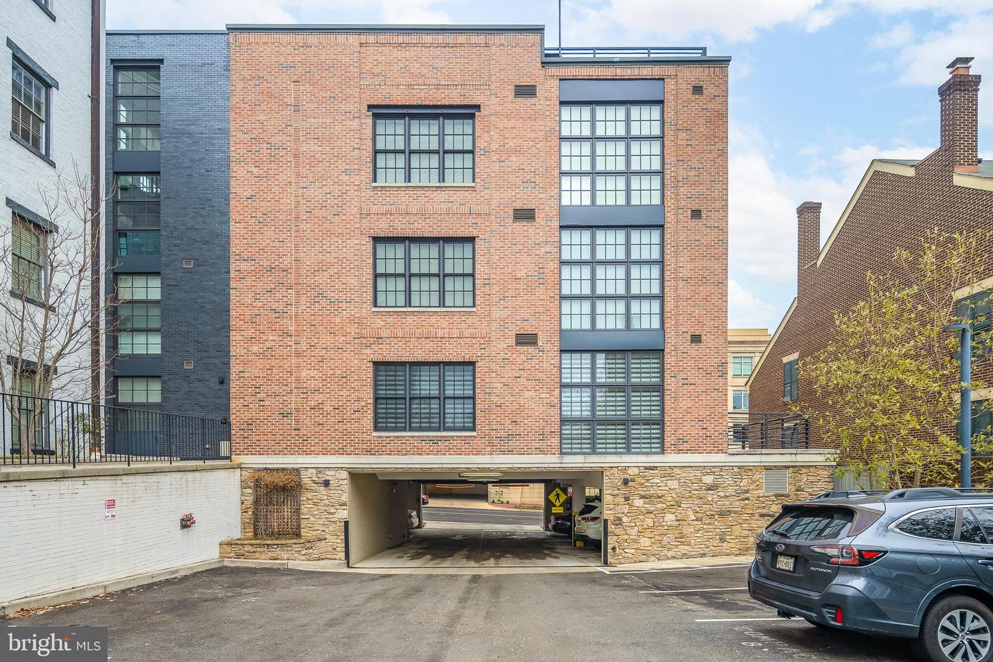 521 N WASHINGTON ST #102, ALEXANDRIA, Virginia 22314, 2 Bedrooms Bedrooms, 9 Rooms Rooms,2 BathroomsBathrooms,Residential,For sale,521 N WASHINGTON ST #102,VAAX2054144 MLS # VAAX2054144