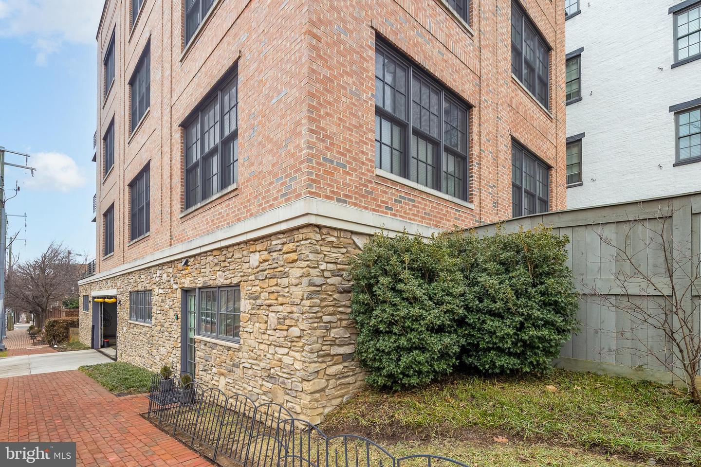 521 N WASHINGTON ST #102, ALEXANDRIA, Virginia 22314, 2 Bedrooms Bedrooms, 9 Rooms Rooms,2 BathroomsBathrooms,Residential,For sale,521 N WASHINGTON ST #102,VAAX2054144 MLS # VAAX2054144