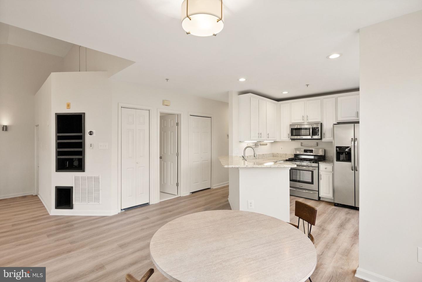 25240 LAKE SHORE SQ #200, CHANTILLY, Virginia 20152, 2 Bedrooms Bedrooms, ,2 BathroomsBathrooms,Residential,For sale,25240 LAKE SHORE SQ #200,VALO2116354 MLS # VALO2116354