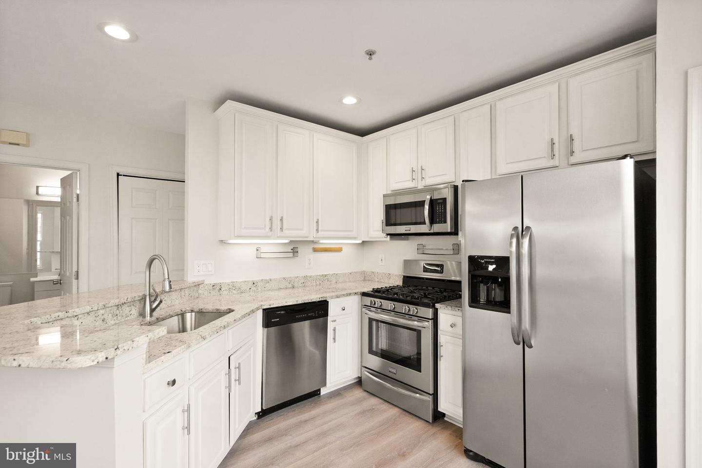 25240 LAKE SHORE SQ #200, CHANTILLY, Virginia 20152, 2 Bedrooms Bedrooms, ,2 BathroomsBathrooms,Residential,For sale,25240 LAKE SHORE SQ #200,VALO2116354 MLS # VALO2116354