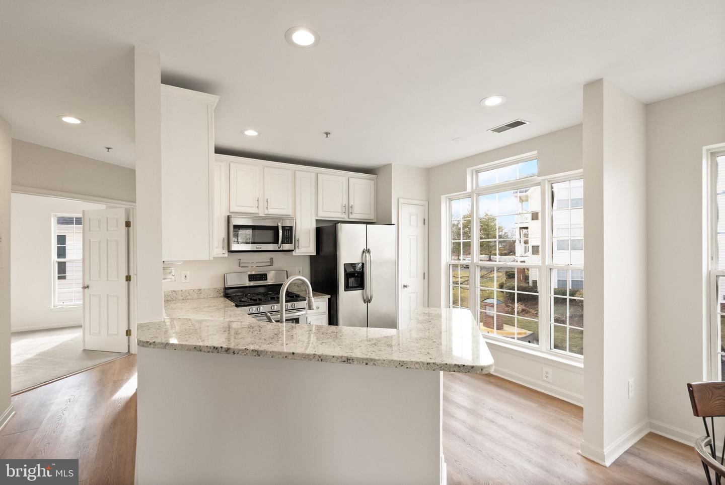 25240 LAKE SHORE SQ #200, CHANTILLY, Virginia 20152, 2 Bedrooms Bedrooms, ,2 BathroomsBathrooms,Residential,For sale,25240 LAKE SHORE SQ #200,VALO2116354 MLS # VALO2116354