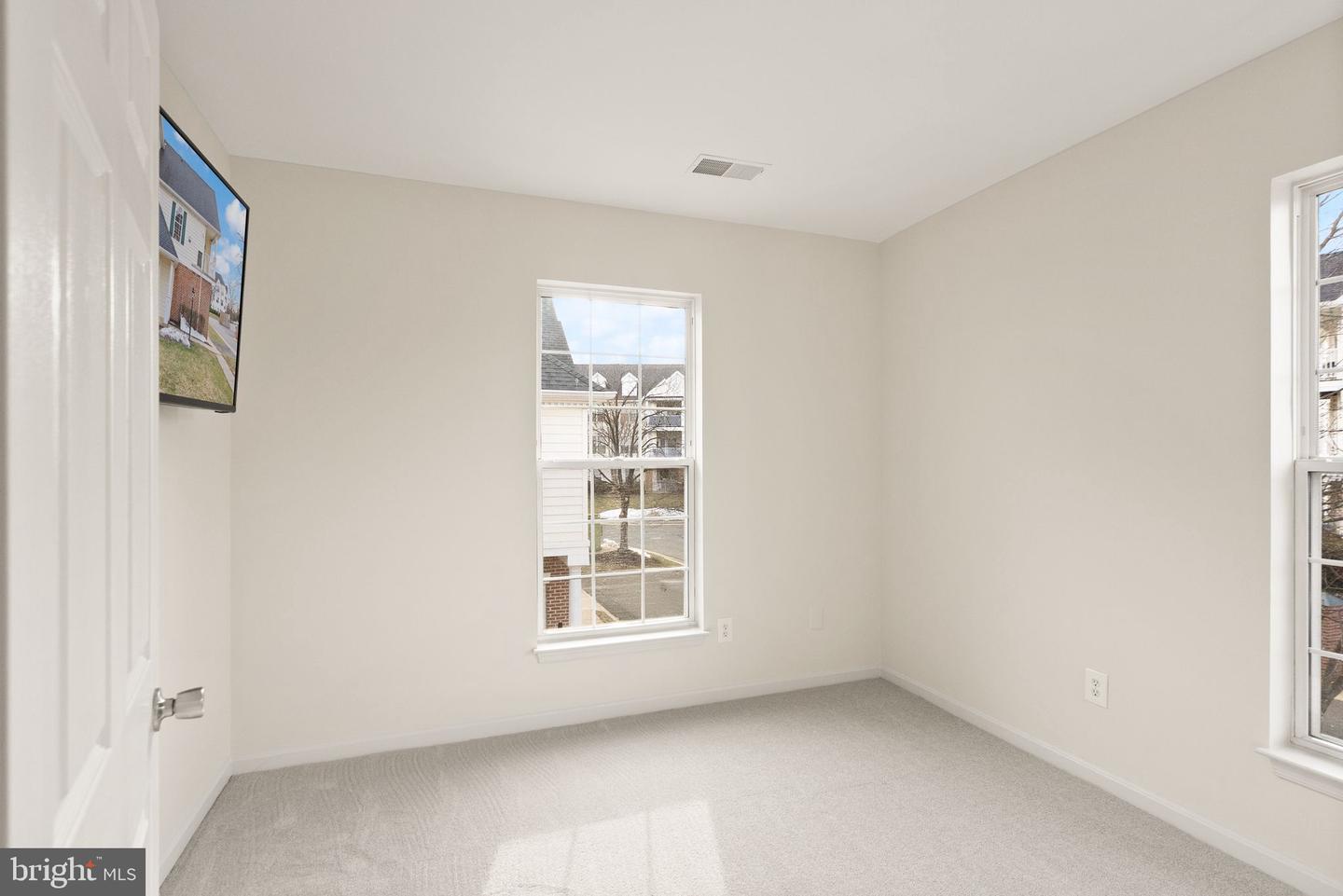 25240 LAKE SHORE SQ #200, CHANTILLY, Virginia 20152, 2 Bedrooms Bedrooms, ,2 BathroomsBathrooms,Residential,For sale,25240 LAKE SHORE SQ #200,VALO2116354 MLS # VALO2116354