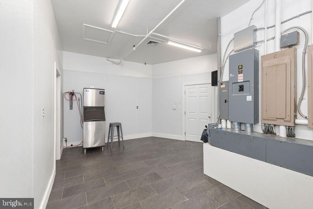 838 BOWLING GREEN RD, FRONT ROYAL, Virginia 22630, ,6 BathroomsBathrooms,Residential,For sale,838 BOWLING GREEN RD,VAWR2013470 MLS # VAWR2013470