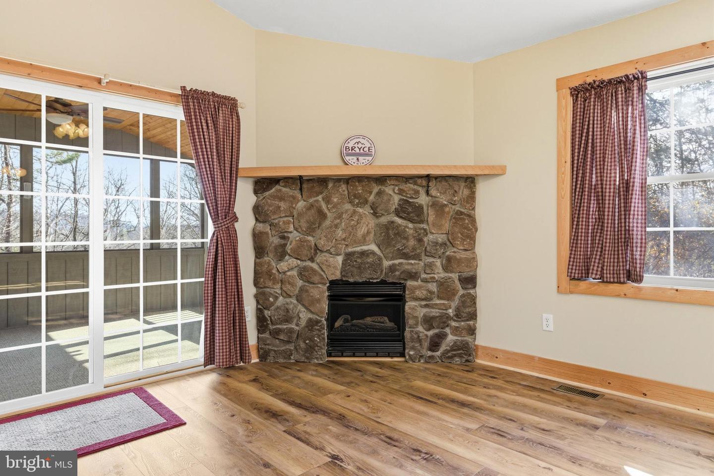 86 MAPLE AVE, MOUNT JACKSON, Virginia 22842, 3 Bedrooms Bedrooms, 10 Rooms Rooms,2 BathroomsBathrooms,Residential,For sale,86 MAPLE AVE,VASH2013646 MLS # VASH2013646