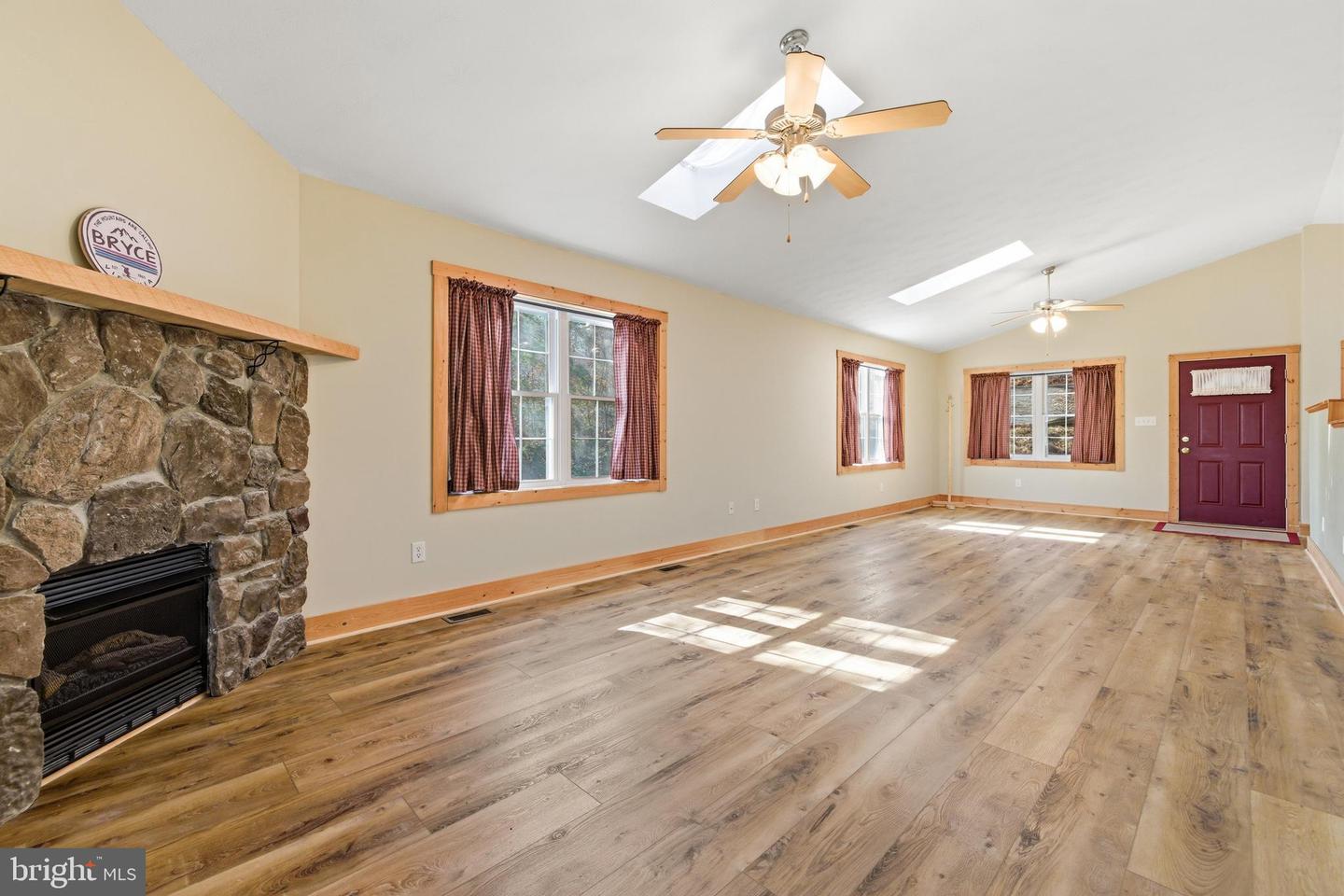 86 MAPLE AVE, MOUNT JACKSON, Virginia 22842, 3 Bedrooms Bedrooms, 10 Rooms Rooms,2 BathroomsBathrooms,Residential,For sale,86 MAPLE AVE,VASH2013646 MLS # VASH2013646