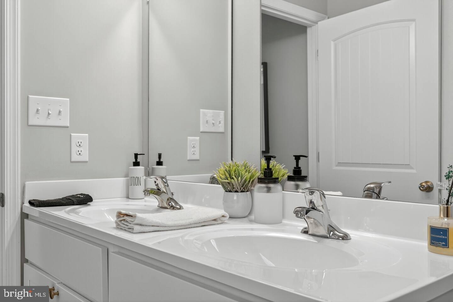 351 DONNA CT, FRONT ROYAL, Virginia 22630, 4 Bedrooms Bedrooms, 7 Rooms Rooms,3 BathroomsBathrooms,Residential,For sale,351 DONNA CT,VAWR2013482 MLS # VAWR2013482