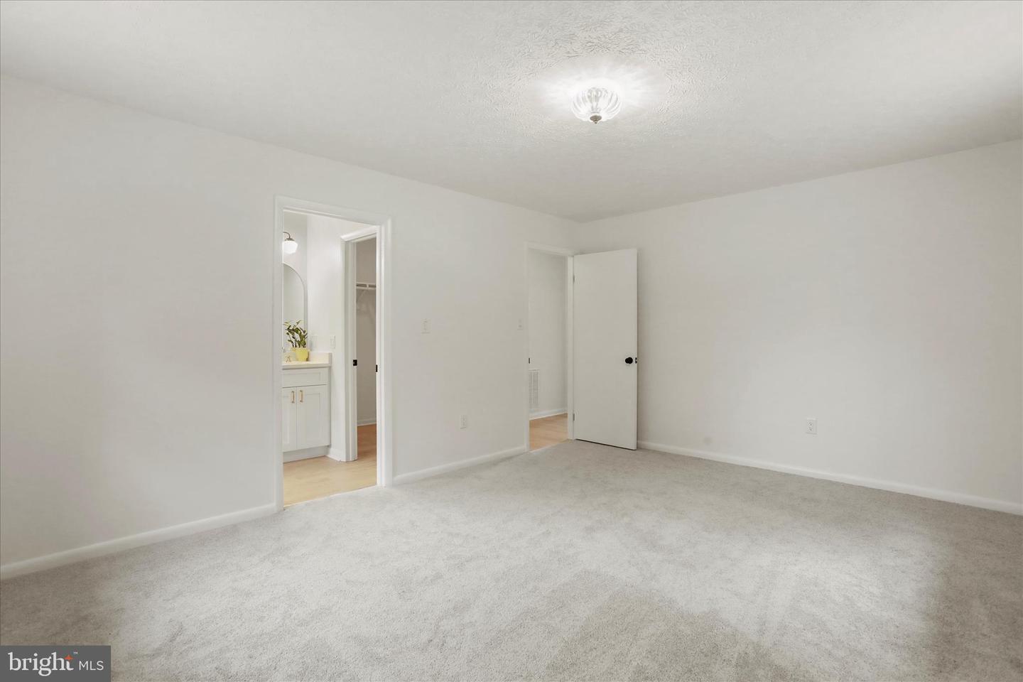 717 W LOCUST ST, WOODSTOCK, Virginia 22664, 5 Bedrooms Bedrooms, 14 Rooms Rooms,3 BathroomsBathrooms,Residential,For sale,717 W LOCUST ST,VASH2013080 MLS # VASH2013080