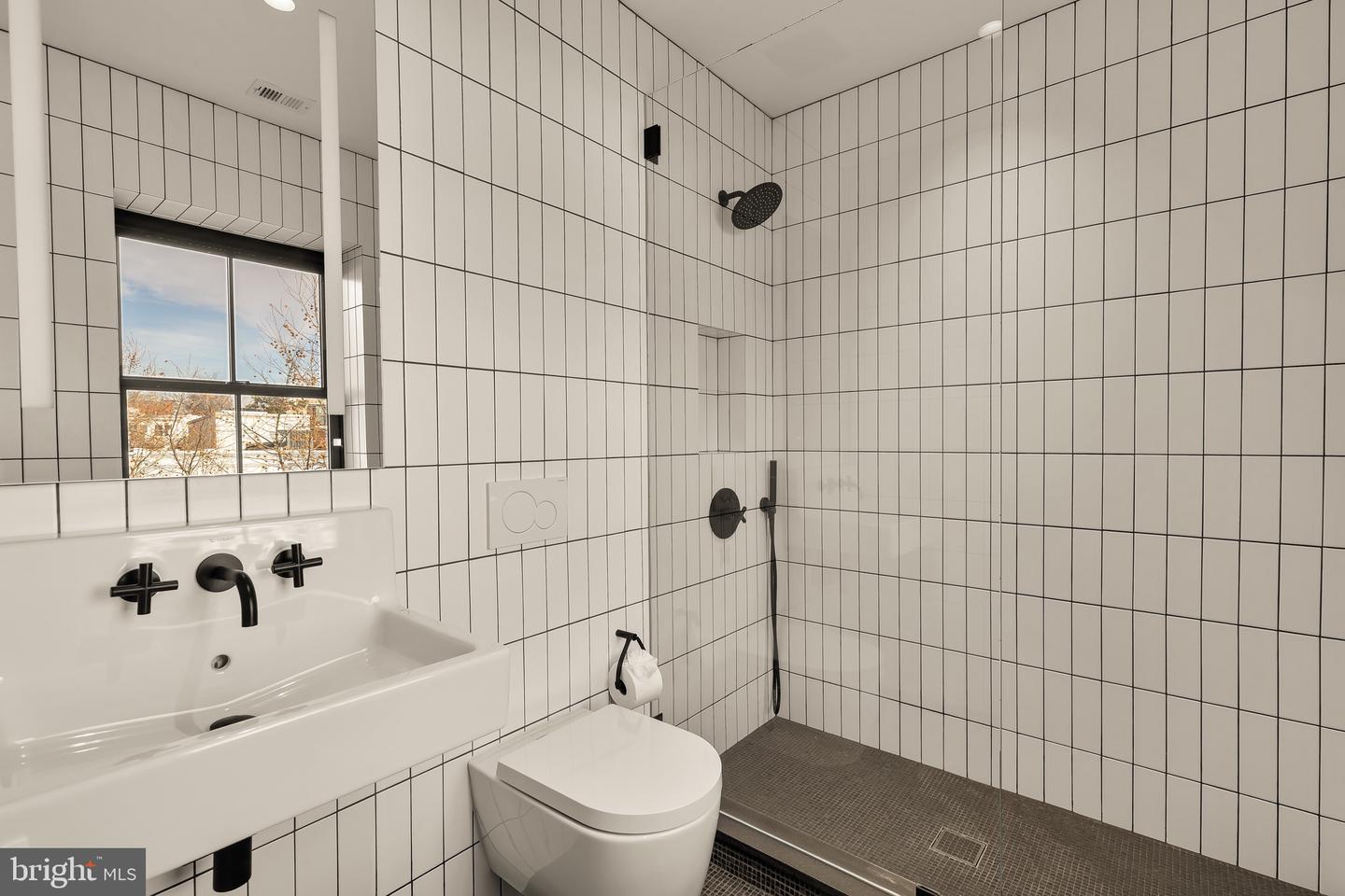 639 E ST SE, WASHINGTON, District Of Columbia 20003, 5 Bedrooms Bedrooms, ,4 BathroomsBathrooms,Residential,For sale,639 E ST SE,DCDC2240060 MLS # DCDC2240060