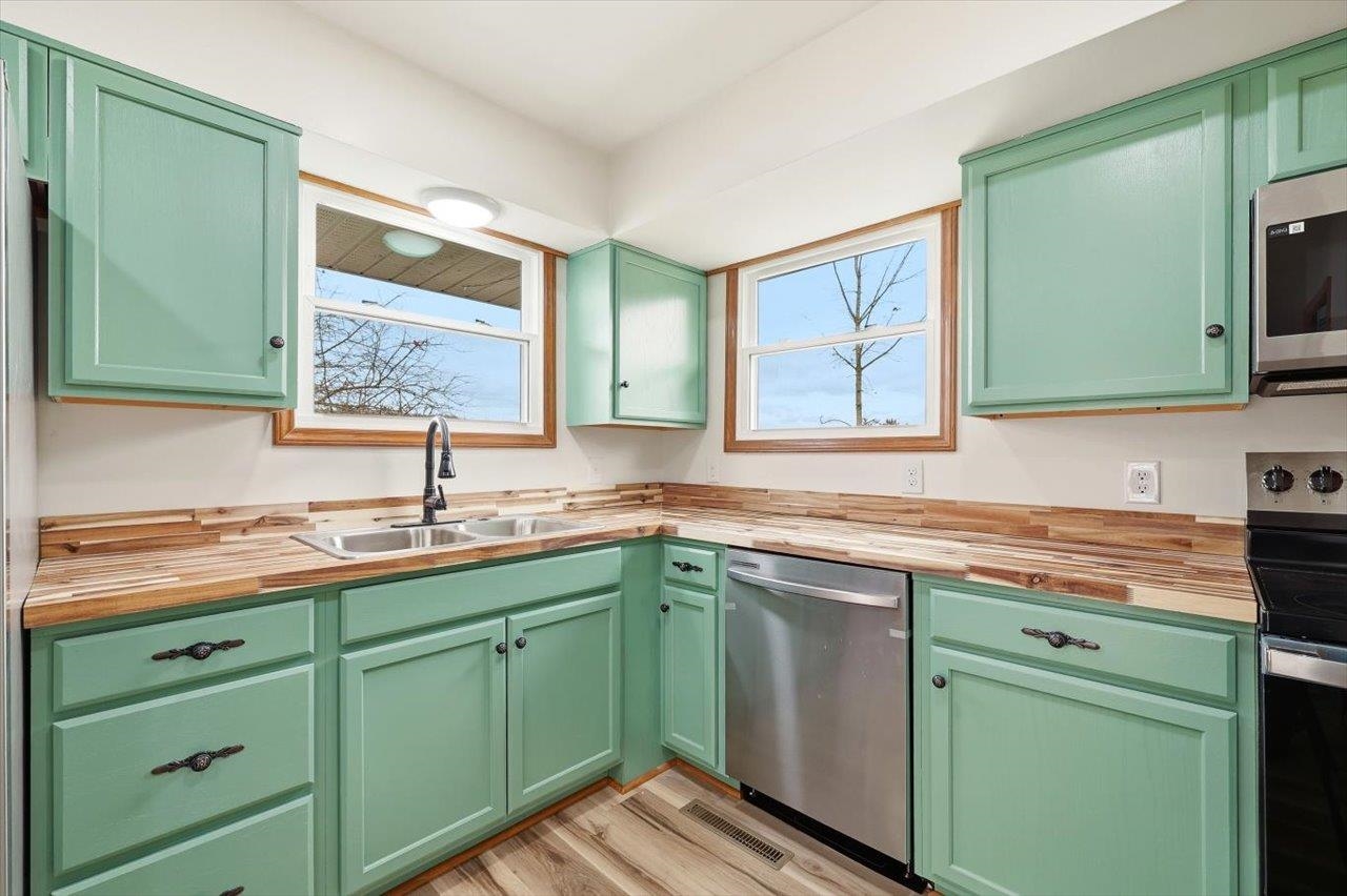 11 PARTLOW ST, STAUNTON, Virginia 24401, 4 Bedrooms Bedrooms, ,2 BathroomsBathrooms,Residential,11 PARTLOW ST,673569 MLS # 673569