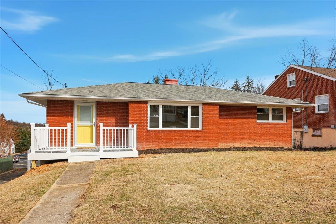 11 PARTLOW ST, STAUNTON, Virginia 24401, 4 Bedrooms Bedrooms, ,2 BathroomsBathrooms,Residential,11 PARTLOW ST,673569 MLS # 673569