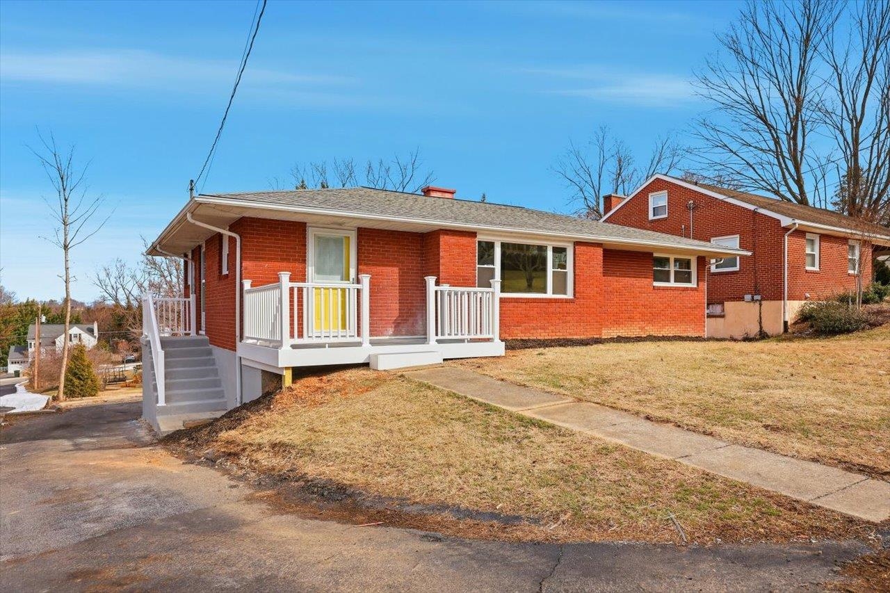 11 PARTLOW ST, STAUNTON, Virginia 24401, 4 Bedrooms Bedrooms, ,2 BathroomsBathrooms,Residential,11 PARTLOW ST,673569 MLS # 673569