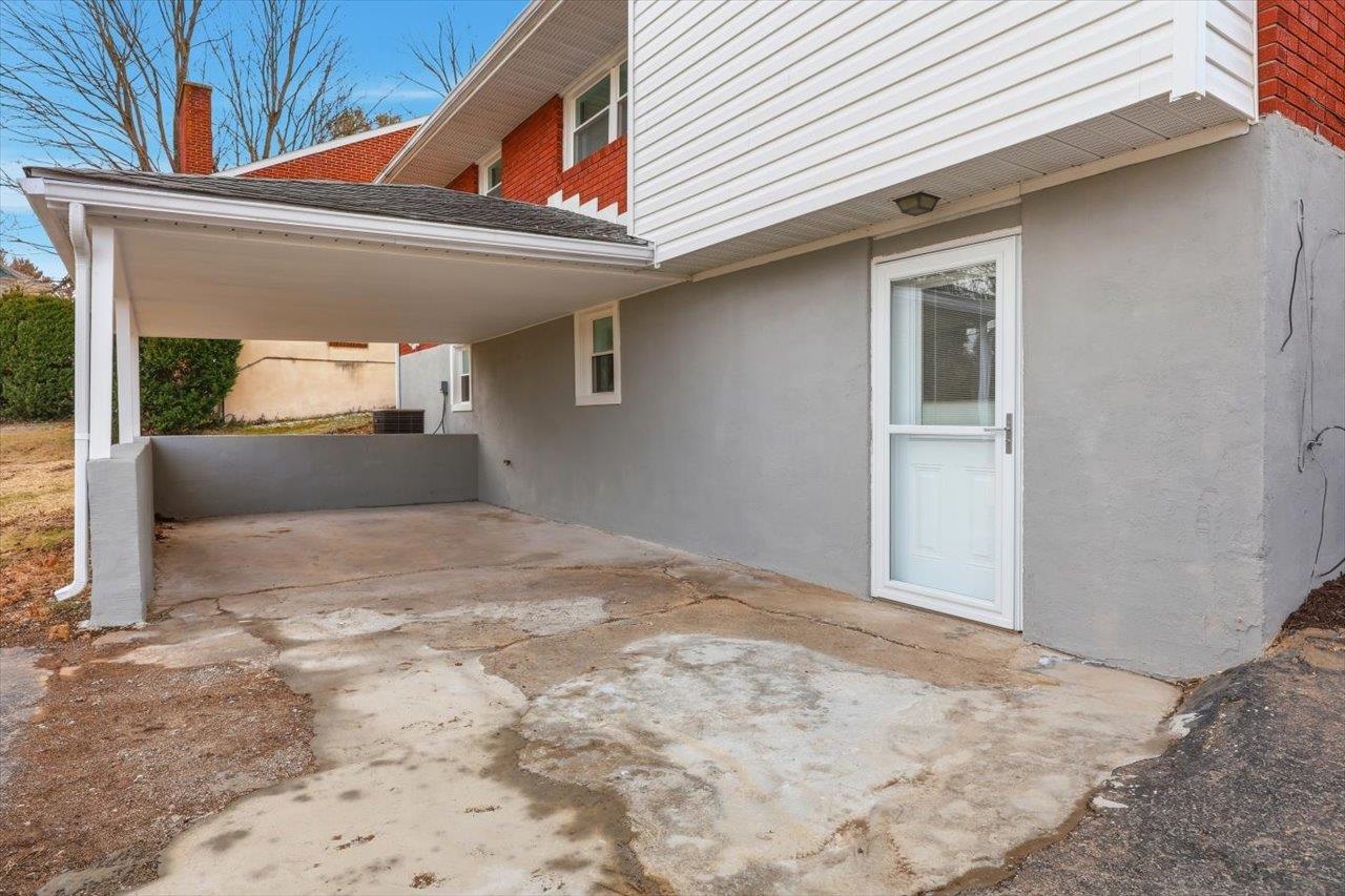 11 PARTLOW ST, STAUNTON, Virginia 24401, 4 Bedrooms Bedrooms, ,2 BathroomsBathrooms,Residential,11 PARTLOW ST,673569 MLS # 673569