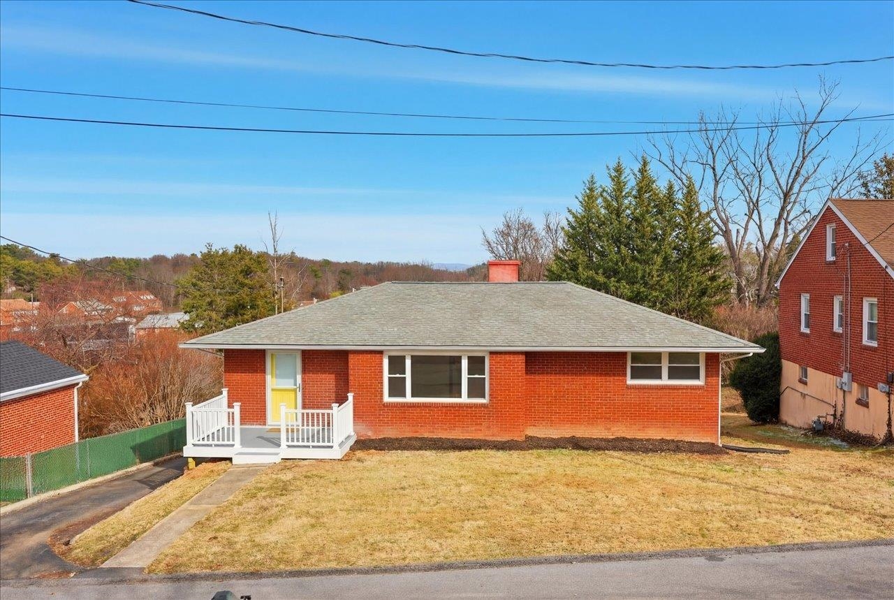 11 PARTLOW ST, STAUNTON, Virginia 24401, 4 Bedrooms Bedrooms, ,2 BathroomsBathrooms,Residential,11 PARTLOW ST,673569 MLS # 673569