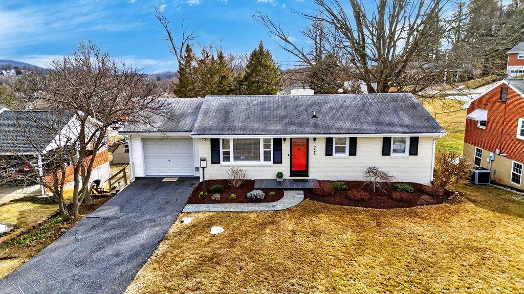 725 AINTREE PL, STAUNTON, Virginia 24401, 3 Bedrooms Bedrooms, ,2 BathroomsBathrooms,Residential,725 AINTREE PL,673584 MLS # 673584