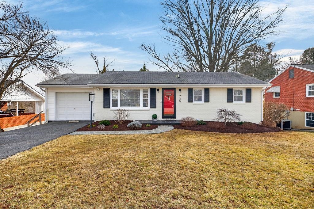 725 AINTREE PL, STAUNTON, Virginia 24401, 3 Bedrooms Bedrooms, ,2 BathroomsBathrooms,Residential,725 AINTREE PL,673584 MLS # 673584