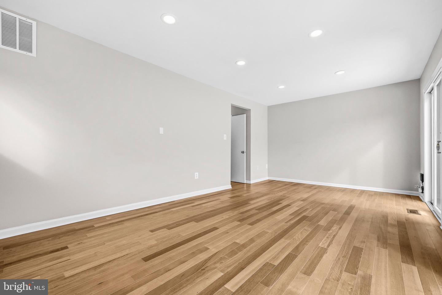 3072 SUGAR LN, VIENNA, Virginia 22181, 4 Bedrooms Bedrooms, ,3 BathroomsBathrooms,Residential,For sale,3072 SUGAR LN,VAFX2290892 MLS # VAFX2290892