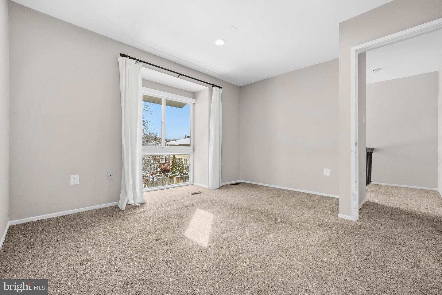 3072 SUGAR LN, VIENNA, Virginia 22181, 4 Bedrooms Bedrooms, ,3 BathroomsBathrooms,Residential,For sale,3072 SUGAR LN,VAFX2290892 MLS # VAFX2290892