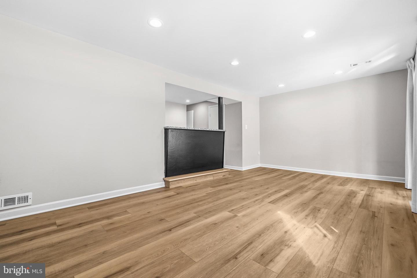 3072 SUGAR LN, VIENNA, Virginia 22181, 4 Bedrooms Bedrooms, ,3 BathroomsBathrooms,Residential,For sale,3072 SUGAR LN,VAFX2290892 MLS # VAFX2290892