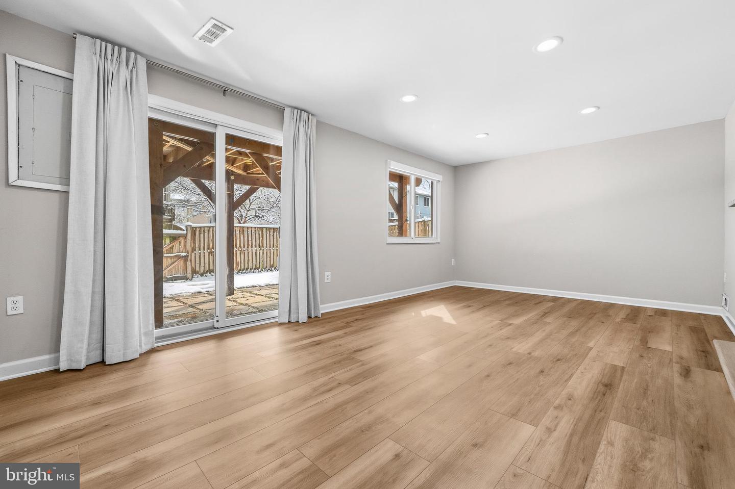 3072 SUGAR LN, VIENNA, Virginia 22181, 4 Bedrooms Bedrooms, ,3 BathroomsBathrooms,Residential,For sale,3072 SUGAR LN,VAFX2290892 MLS # VAFX2290892