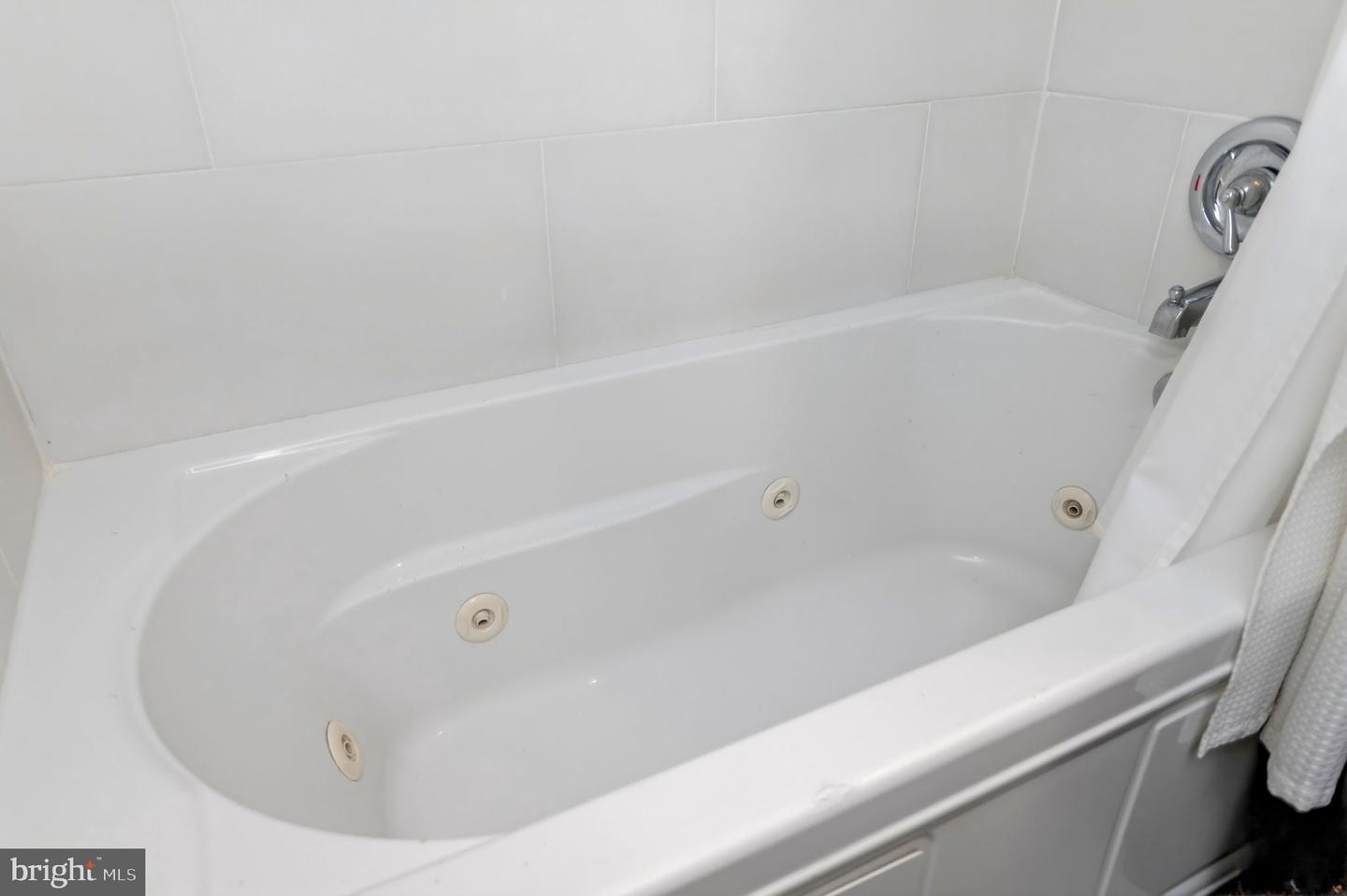 1415 MARTHA CUSTIS DR, ALEXANDRIA, Virginia 22302, 1 Bedroom Bedrooms, 6 Rooms Rooms,1 BathroomBathrooms,Residential,For sale,1415 MARTHA CUSTIS DR,VAAX2054418 MLS # VAAX2054418