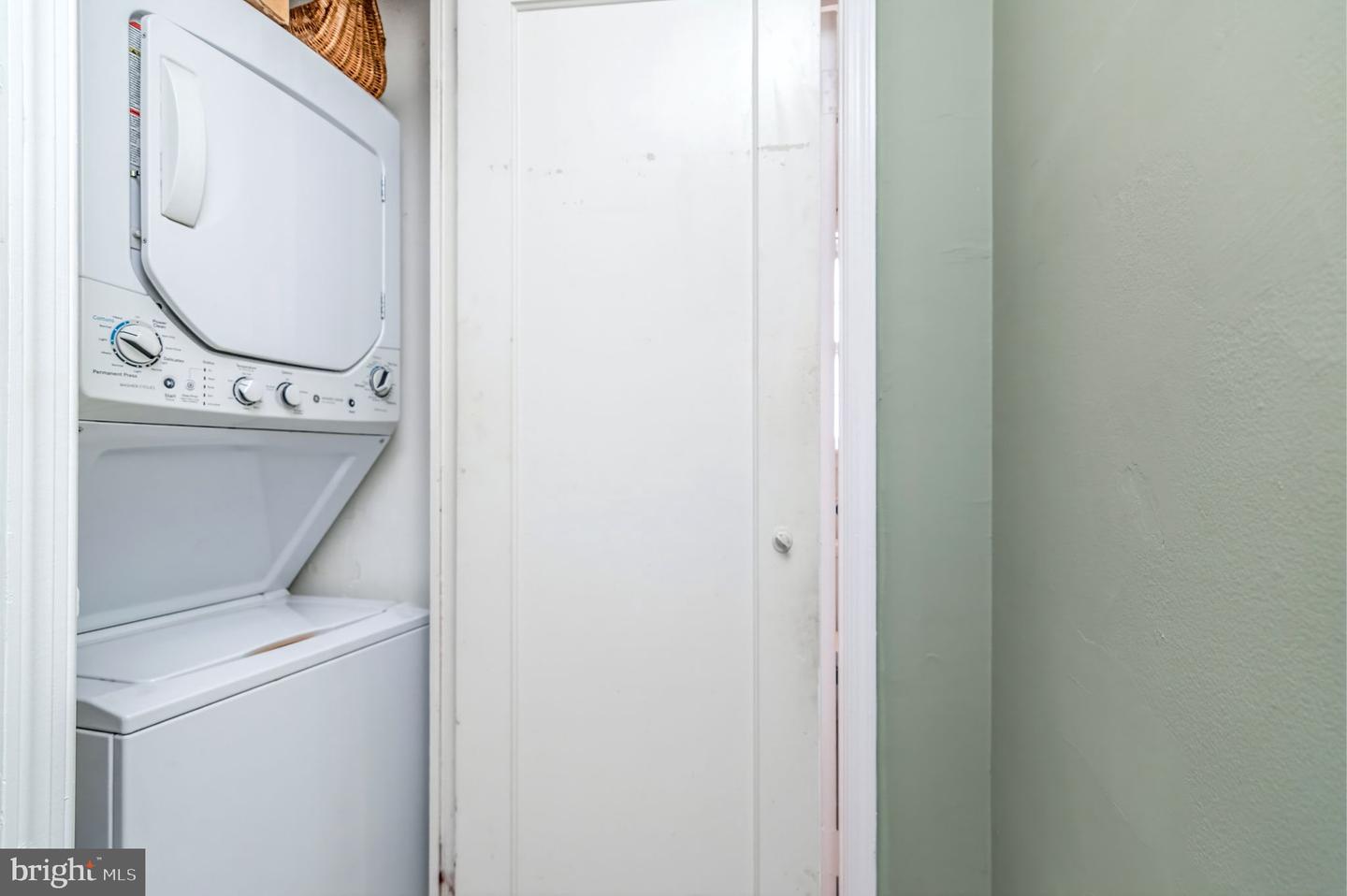 1415 MARTHA CUSTIS DR, ALEXANDRIA, Virginia 22302, 1 Bedroom Bedrooms, 6 Rooms Rooms,1 BathroomBathrooms,Residential,For sale,1415 MARTHA CUSTIS DR,VAAX2054418 MLS # VAAX2054418