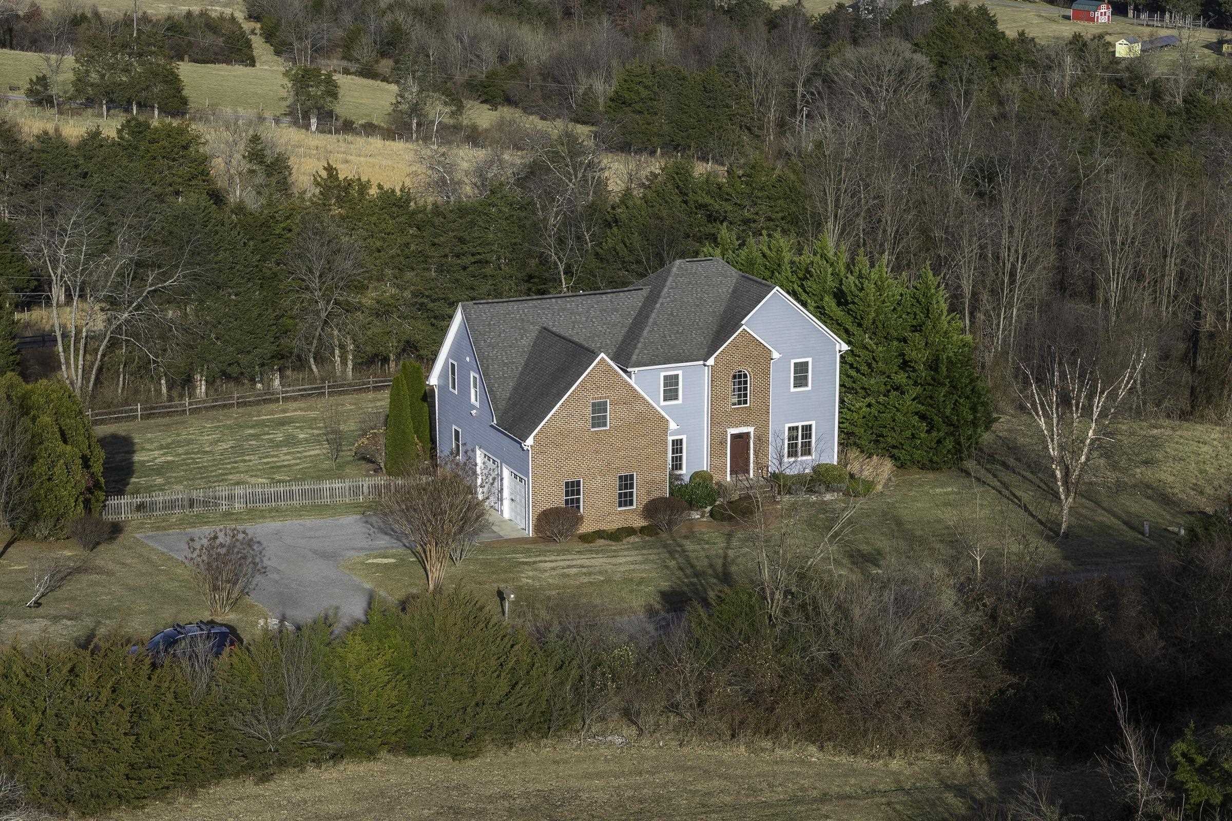 Located in desirable Meadow View Estates. Located in desirable Meadow View Estates.