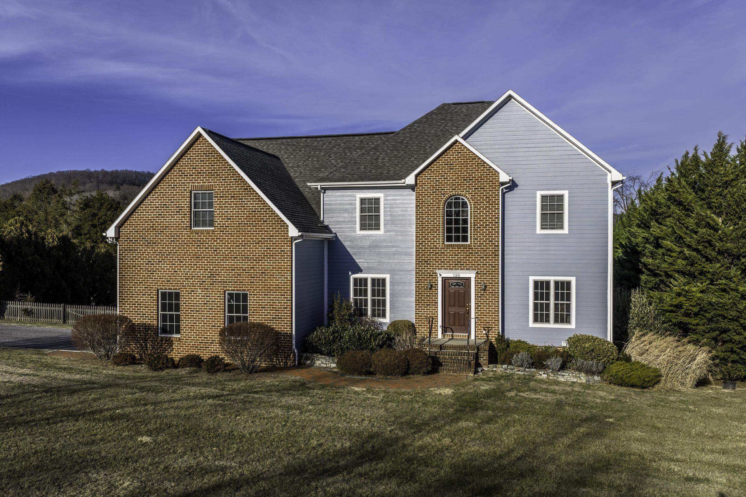 11 minutes from downtown Lexington, VMI and W&L. 11 minutes from downtown Lexington, VMI and W&L.